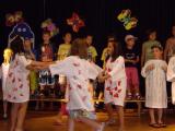 Die Kinder der 1. Klasse tanzten zum Lied "Im Land der Blaukarierten".
