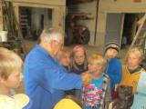 Herr Hansi Palkovits zeigt den Kindern alte Landmaschinen. 
