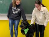 Quintus gratuliert den Klassensprecherinnen der E-Klasse